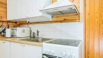 Fridge, microwave, dishwasher, cookware/dishes/utensils