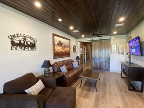 Smart TV - The Farmhouse at Copperas Creek (Caldwell)