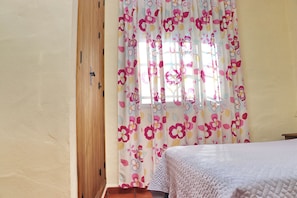 2 bedrooms, iron/ironing board, bed sheets - Chalet Bella Mendoza - private pool (Conil de la Frontera)
