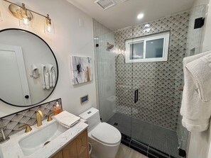Combined shower/bathtub, hair dryer, towels, soap - Sunny Palm Springs home with pool and Mountain views (Palm Springs)