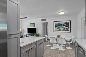 Dining - Sunny Palm Springs home with pool and Mountain views (Palm Springs)