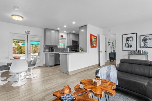 Convenient to downtown Palm Springs home with pool and Mountain views