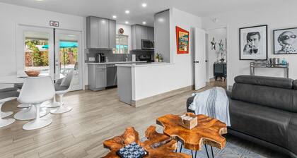 Convenient to downtown Palm Springs home with pool and Mountain views