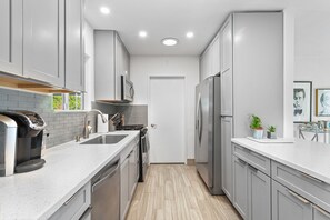 Fridge, microwave, oven, stovetop - Relaxing Desert Days in Movie Colony East (Palm Springs)