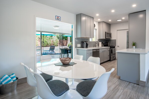 Fridge, microwave, oven, stovetop - Relaxing Desert Days in Movie Colony East (Palm Springs)