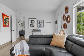 Smart TV, reproductor de DVD, libros y impresora 