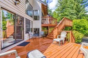 Terrace/patio - Golf-course-front home with deck, AC, fireplace, pool & hot tub - dog-friendly (Welches)