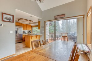 Dining - Golf-course-front home with deck, AC, fireplace, pool & hot tub - dog-friendly (Welches)