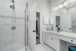 Badewanne, Haartrockner, Handtücher, Toilettenpapier