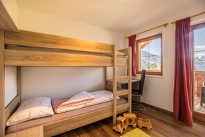 2 makuuhuonetta, silitysrauta/-lauta, ilmainen Wi-Fi, vuodevaatteet