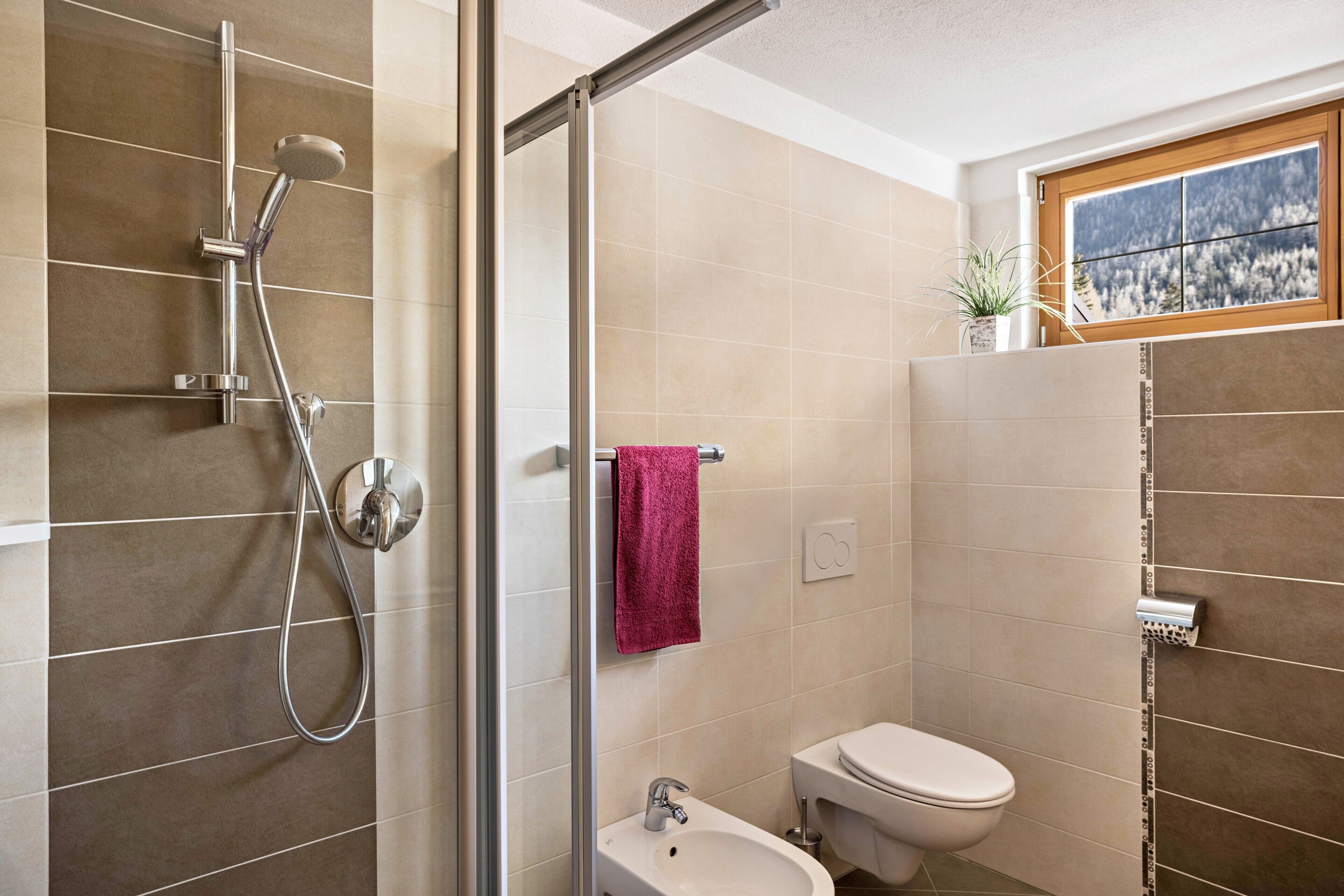Douche, sèche-cheveux, serviettes fournies
