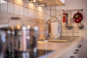 Fridge, microwave, oven, stovetop - Vacation Apartment "Golserhof Kristall" in the Ahrntal Valley with Mountain View (Steinhaus Ahrntal)