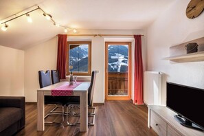 TV, DVD player - Vacation Apartment "Golserhof Kristall" in the Ahrntal Valley with Mountain View (Steinhaus Ahrntal)