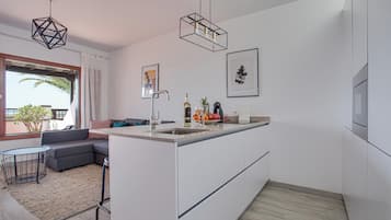 Frigorífico, microondas, placa de cocina y cafetera o tetera