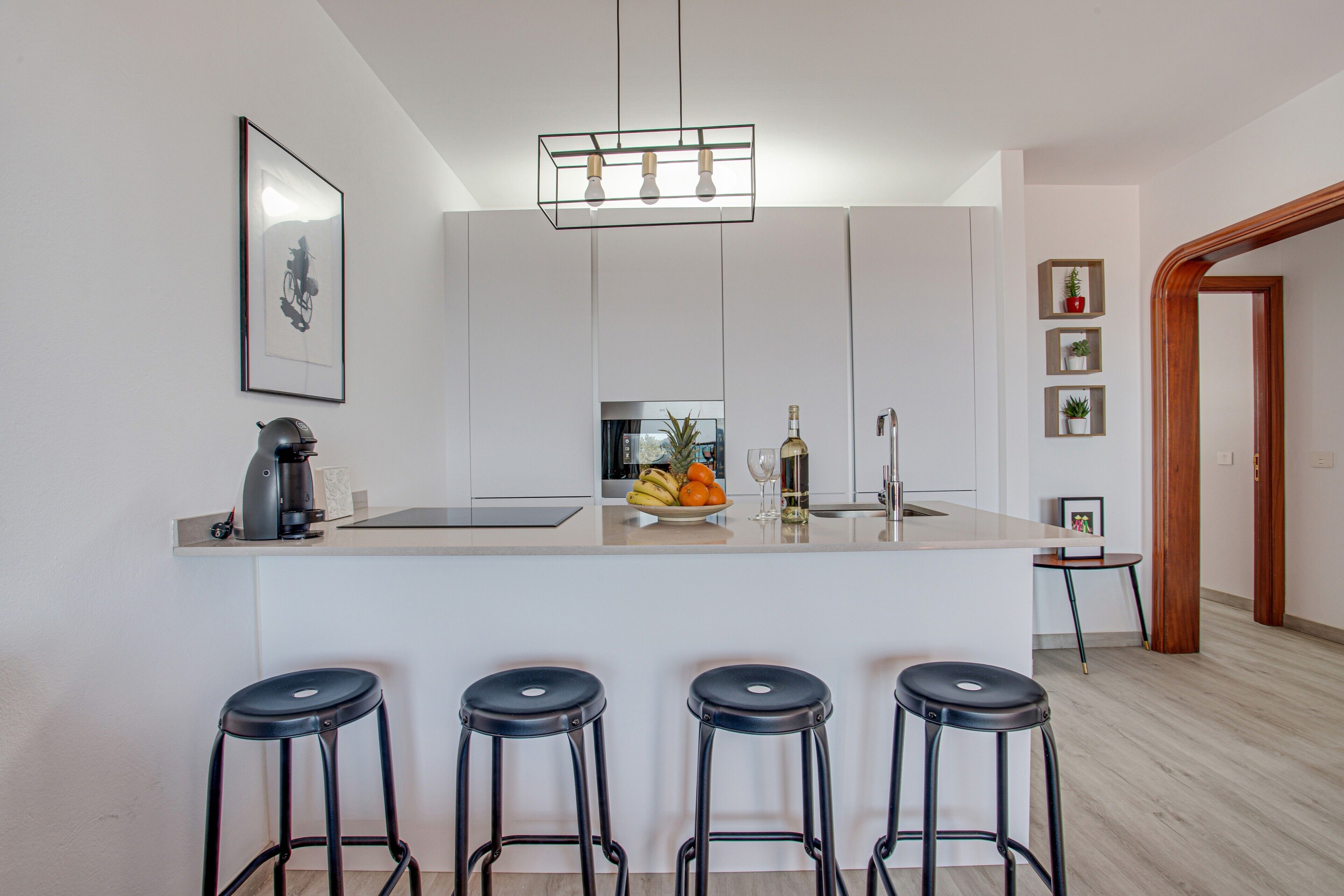 Køleskab, mikrobølgeovn, kogeplade, kaffe-/temaskine