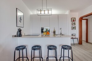 Refrigerador, microondas, parrilla de estufa y cafetera y tetera 