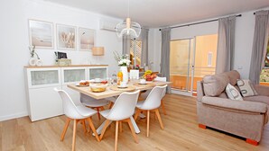 Un salon moderne comprenant un coin repas, un canapé et une vue sur l’extérieur.