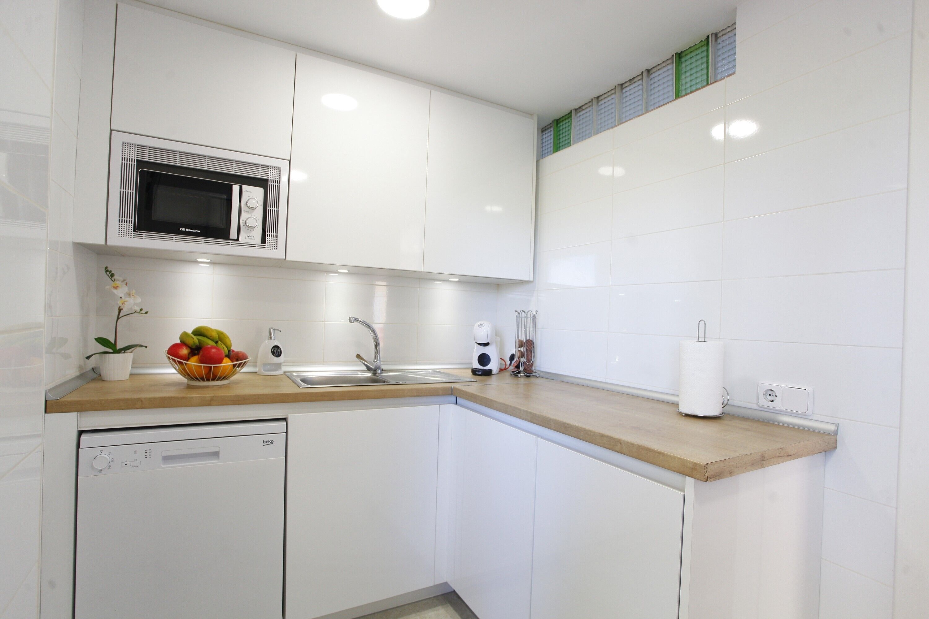 Køleskab, mikrobølgeovn, ovn, kogeplade