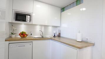 Kylskåp, mikrovågsugn, ugn och spishäll