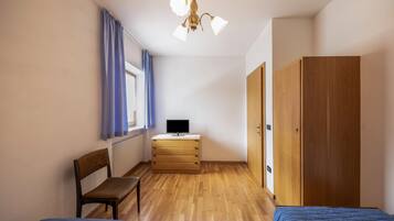 2 makuuhuonetta, silitysrauta/-lauta, ilmainen Wi-Fi, vuodevaatteet