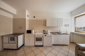 Køleskab, mikrobølgeovn, ovn, kogeplade