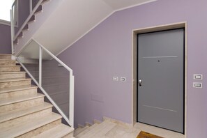 Interior - Sunshine apartment with WLAN, air conditioning and terrace; parking spaces available (Quartu s.Elena)