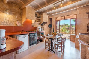 Kylskåp, mikrovågsugn, ugn och spishäll