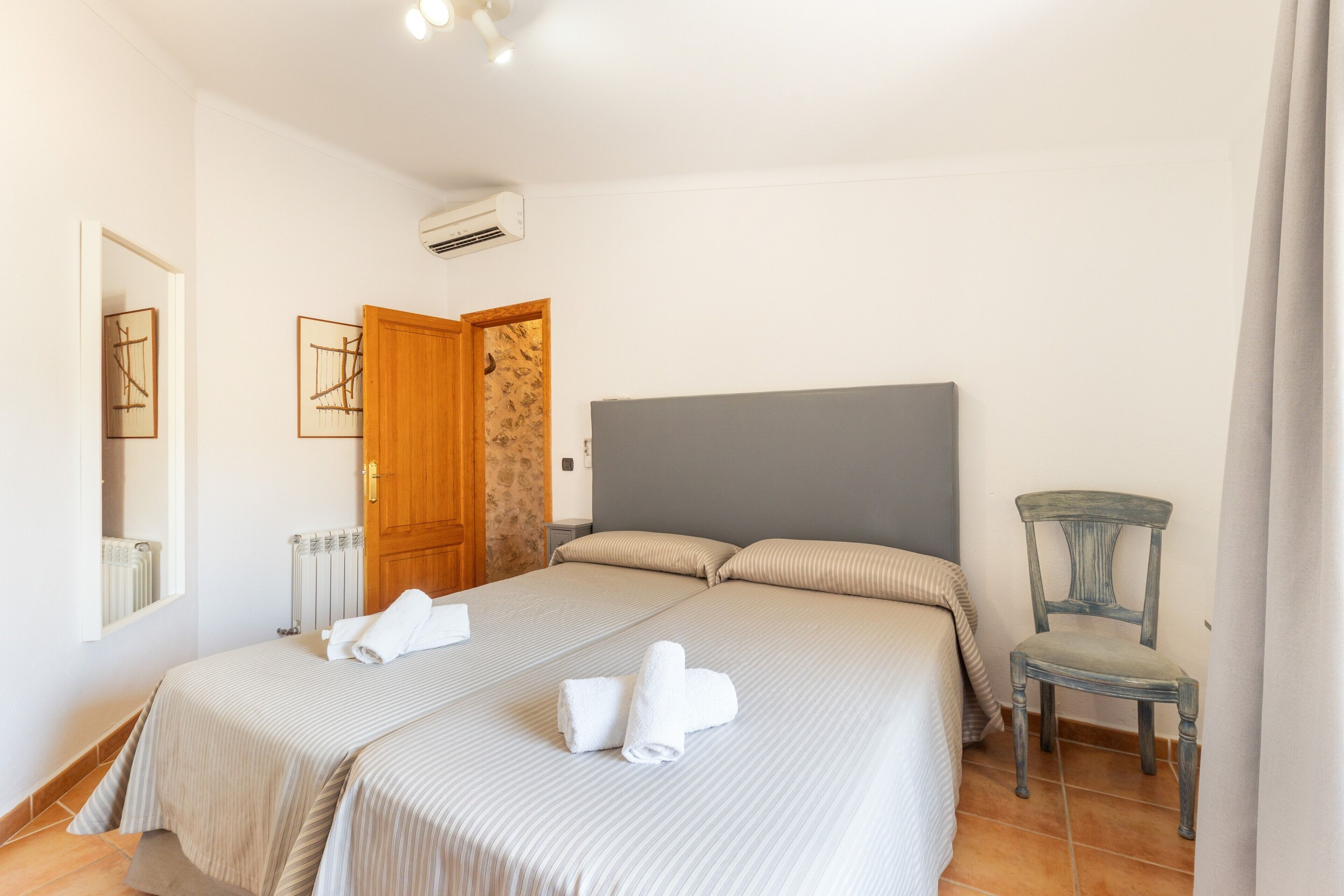 4 bedrooms, iron/ironing board, WiFi (free), bed sheets