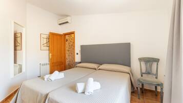 4 bedrooms, iron/ironing board, WiFi (free), bed sheets