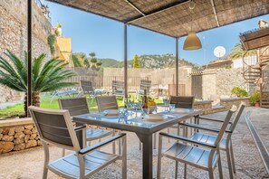 Outdoor dining - Holiday Home "Horta Den Menut" with Mountain Views, Pool, Wi-Fi, Garden and Terrace (Pollensa)