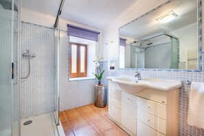 Bathtub, hair dryer, towels - Holiday Home "Horta Den Menut" with Mountain Views, Pool, Wi-Fi, Garden & Terrace (Pollensa)