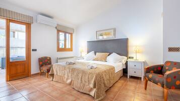 4 bedrooms, iron/ironing board, free WiFi, bed sheets