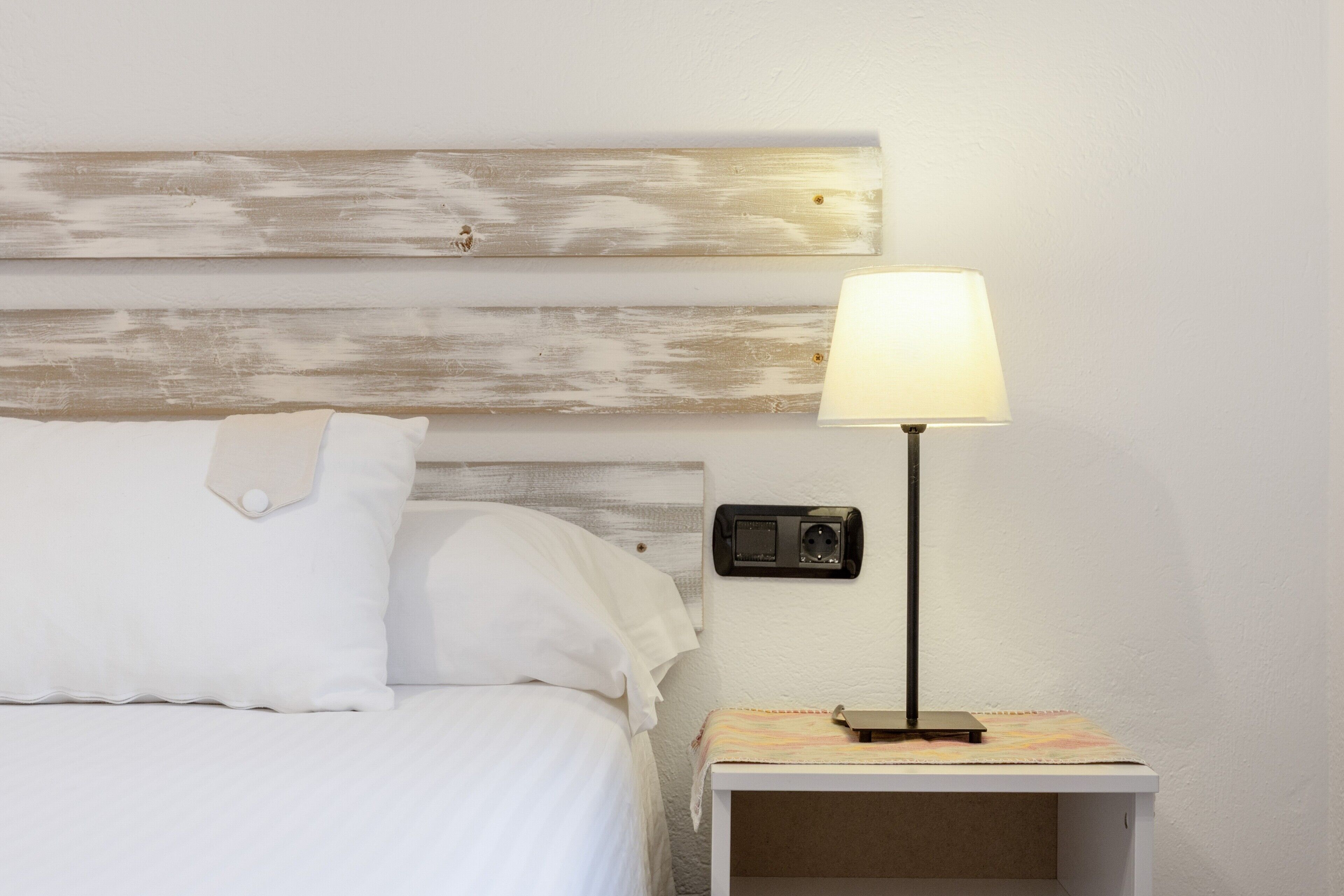 4 bedrooms, iron/ironing board, WiFi (free), bed sheets