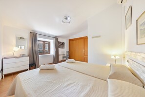4 bedrooms, iron/ironing board, free WiFi, bed sheets