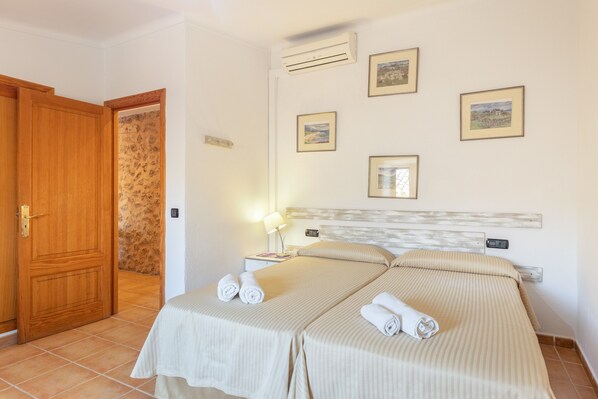 4 bedrooms, iron/ironing board, free WiFi, bed sheets
