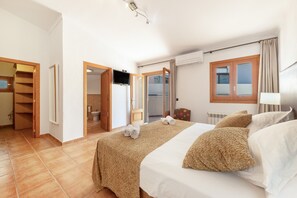 4 bedrooms, iron/ironing board, WiFi (free), bed sheets