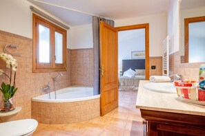 Bathtub, hair dryer, towels - Holiday Home "Horta Den Menut" with Mountain Views, Pool, Wi-Fi, Garden and Terrace (Pollensa)