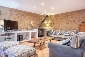 Una televisión, una chimenea, una consola de videojuegos