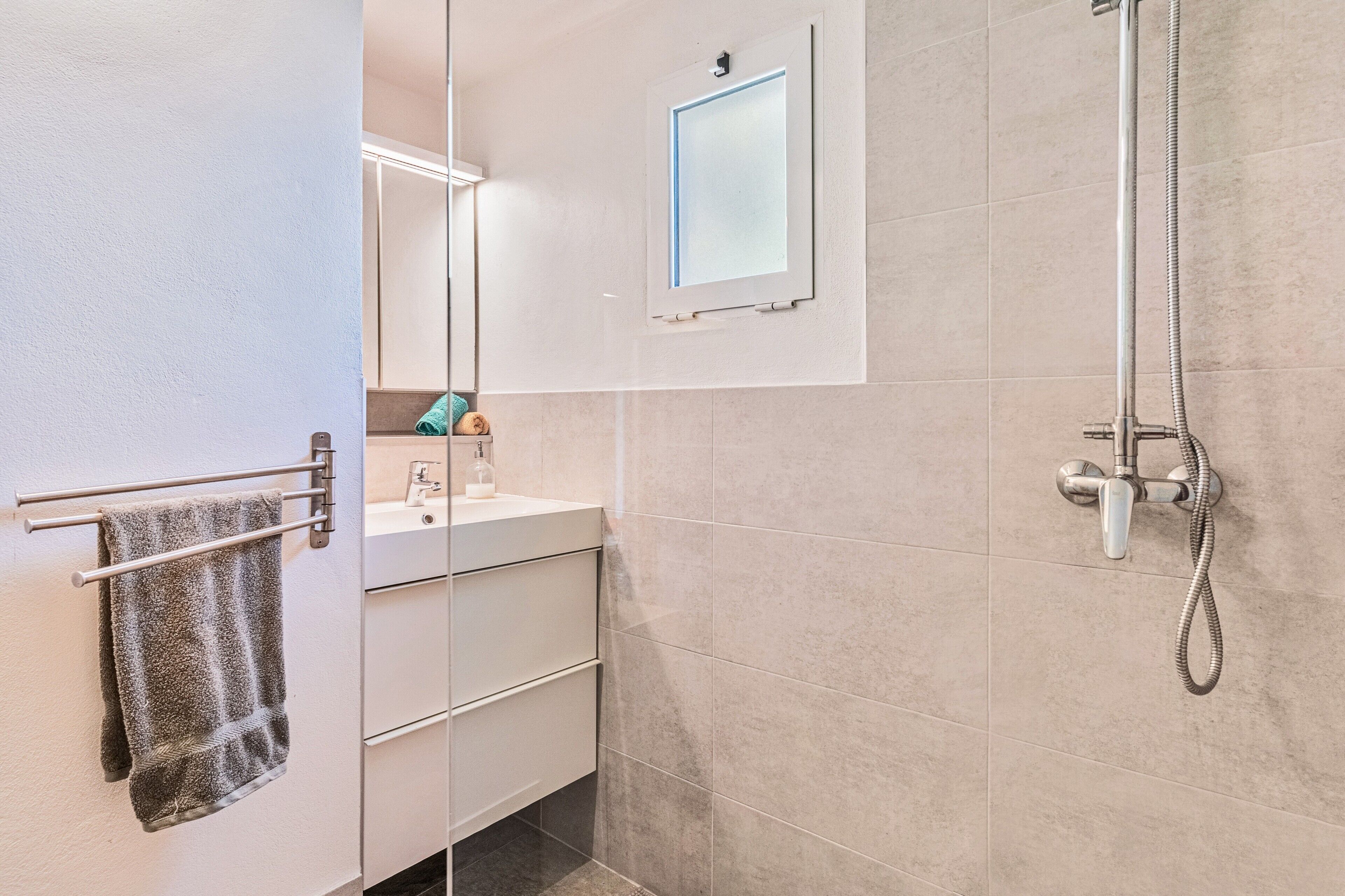 Shower, free toiletries, hair dryer, towels