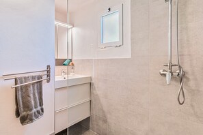 Dusche, kostenlose Toilettenartikel, Haartrockner, Handtücher