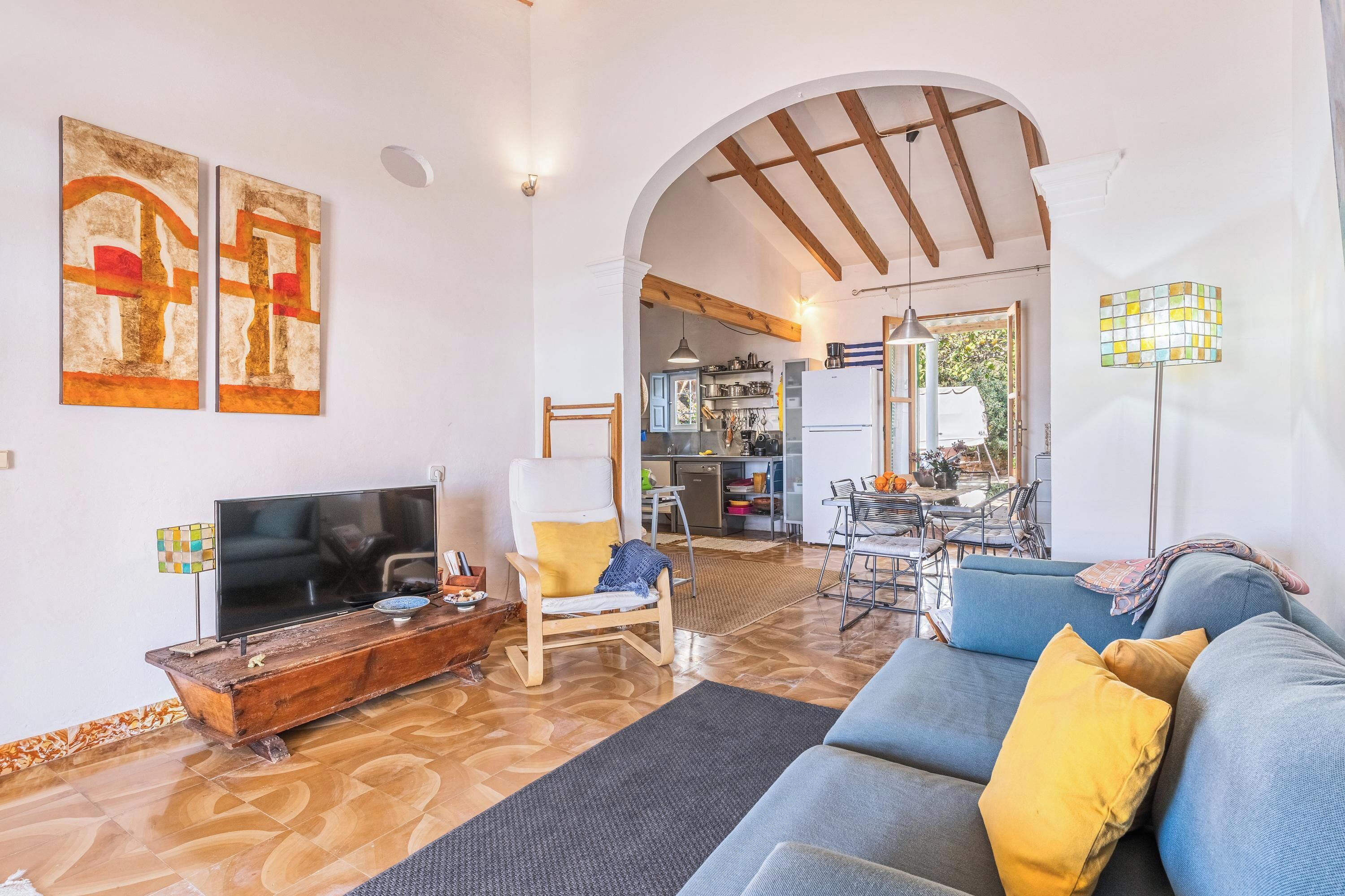 Een televisie en een open haard