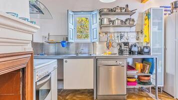 Fridge, oven, stovetop, dishwasher