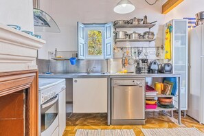 Fridge, oven, stovetop, dishwasher - Holiday Home Miramar Sa Rapita with Sea and Mountain View, Garden & Terrace; Parking Available (CAMPOS)