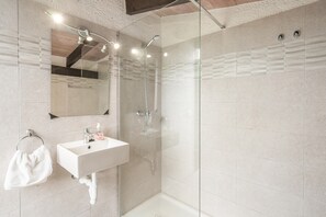 Bathtub, hair dryer, towels - Roomy Villa “Villa Agnes” with Mountain View, Pool, Terrace & Garden (Pollensa)