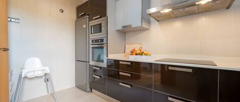 ثلاجة، ميكروويف، فرن، موقد طهي مسطح