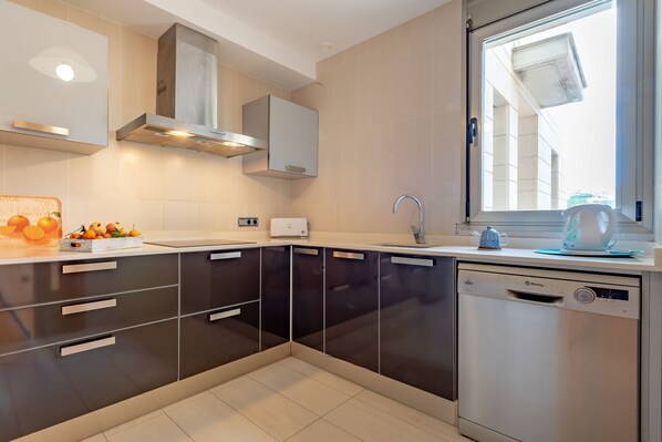 Frigorífico, microondas, horno y placa de cocina