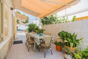 屋外ダイニングエリア