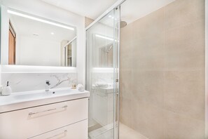 Shower, free toiletries, hair dryer, towels - In perfect location to beach and city - Villa Hibiscus (Pollensa)