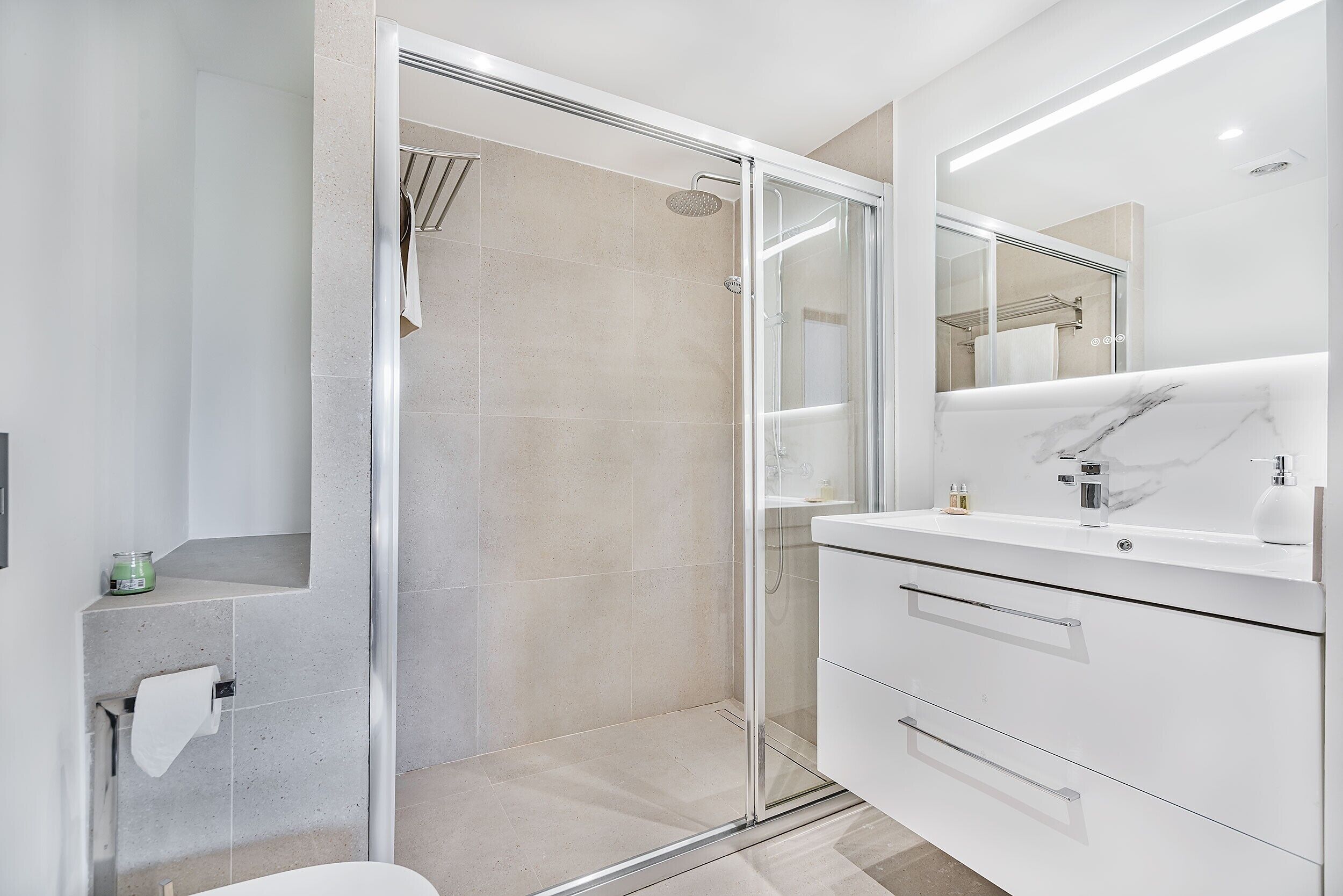 Dusche, kostenlose Toilettenartikel, Haartrockner, Handtücher