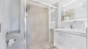 Douche, articles de toilette gratuits, sĂšche-cheveux